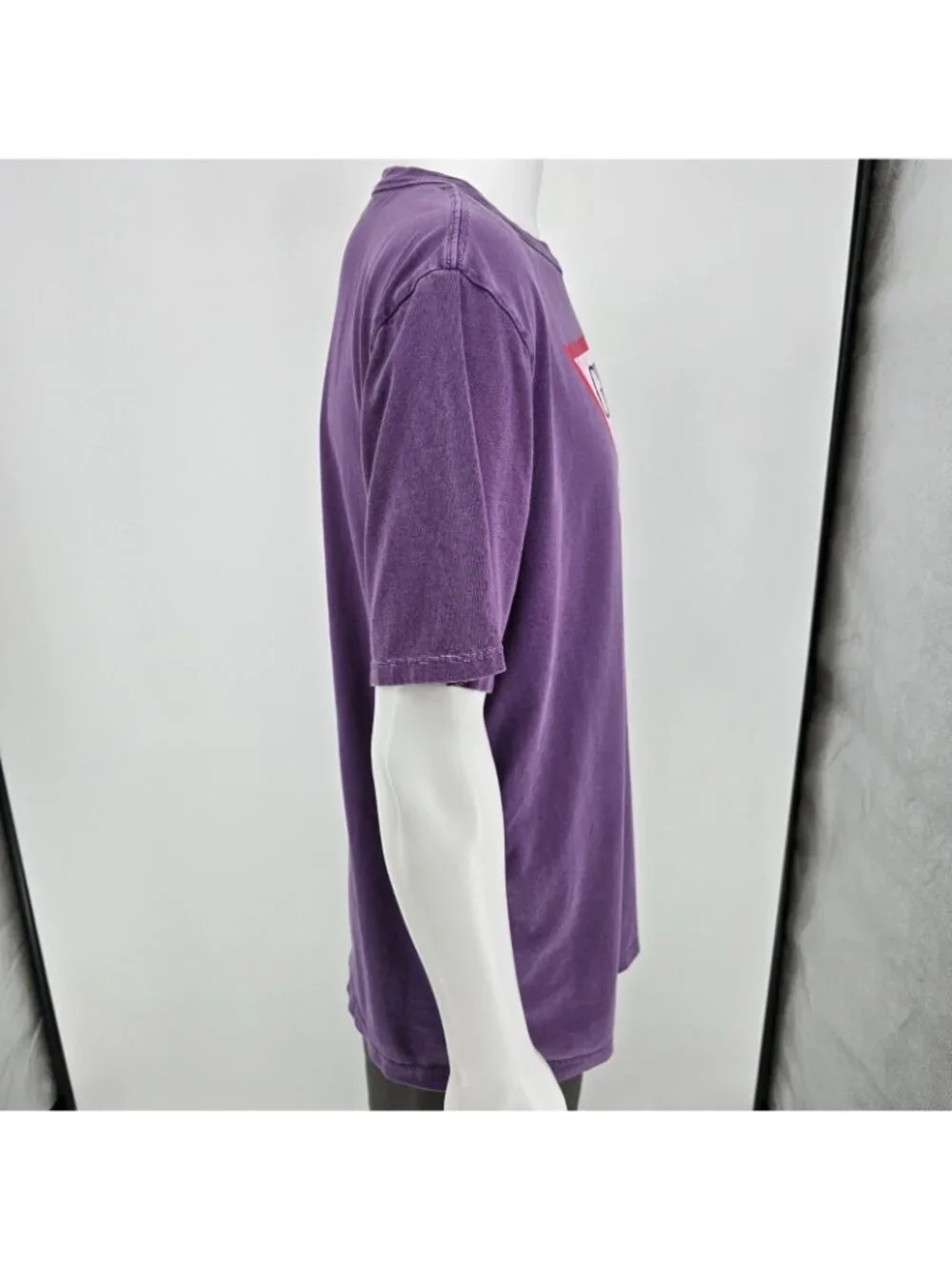 Y2K 2000s Guess Jeans Distressed Triangle Logo Purple Graphic T-Shirt (Medium) - Picture 7 of 14